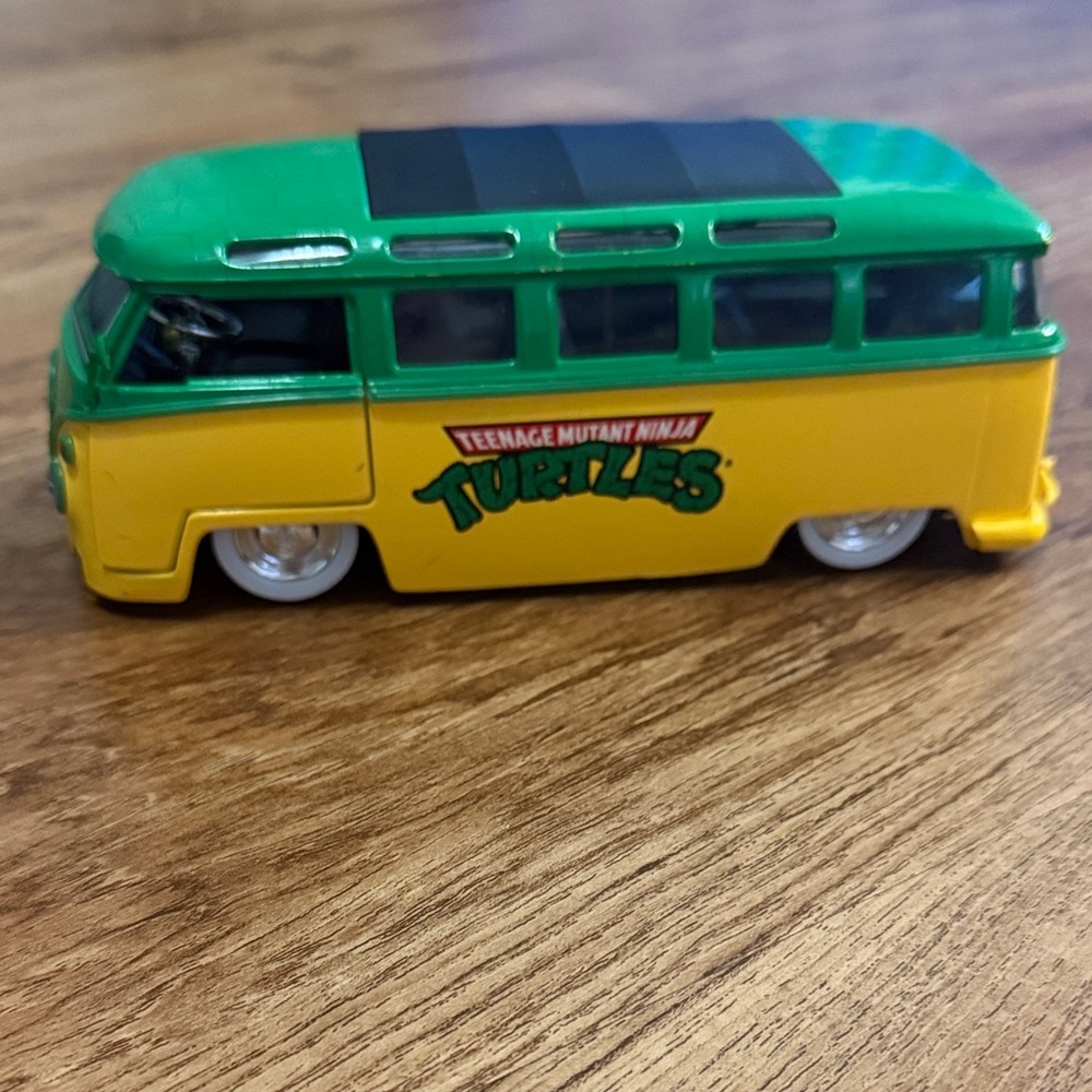 Jada Toys 1:24 1962 Volkswagen Bus TMNT Diecast Collectible Model